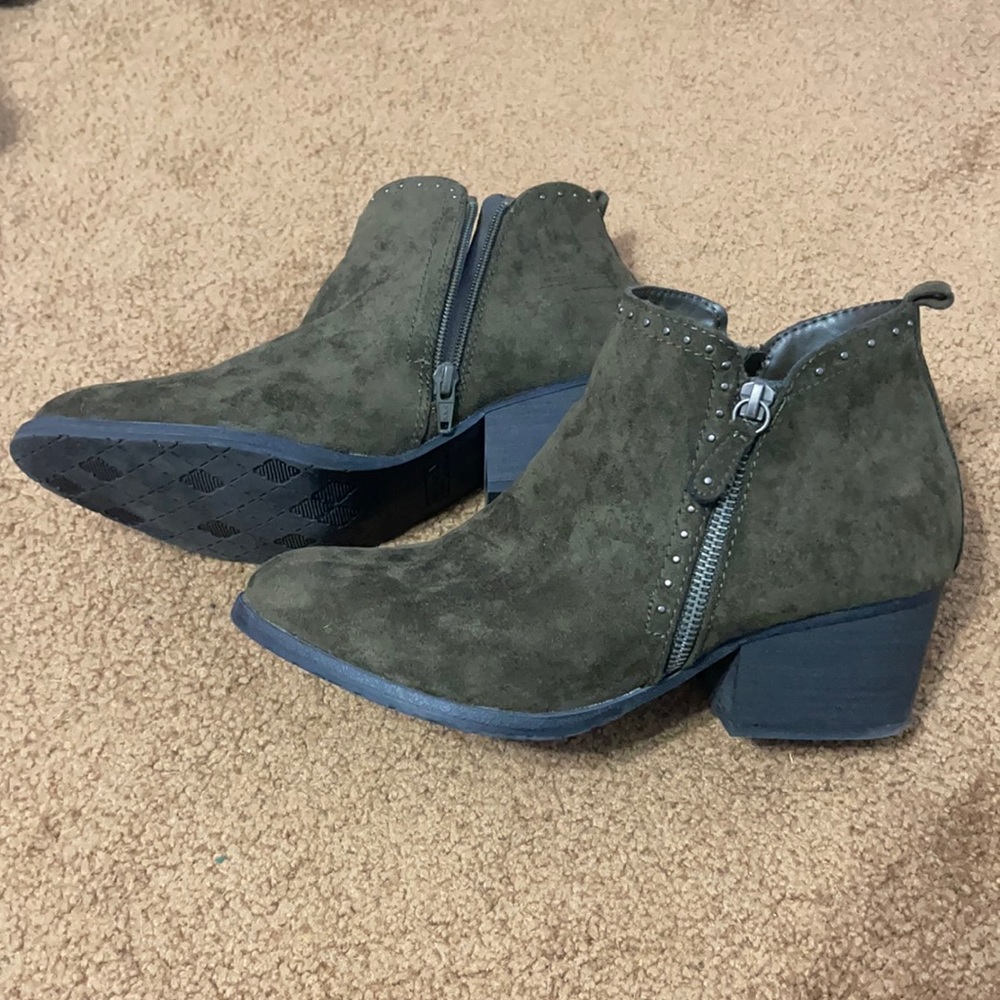 Dark green / olive ankle boots